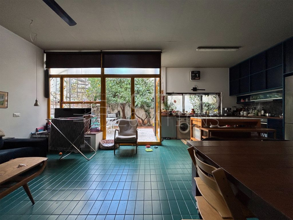 Richly textured house in three storeys