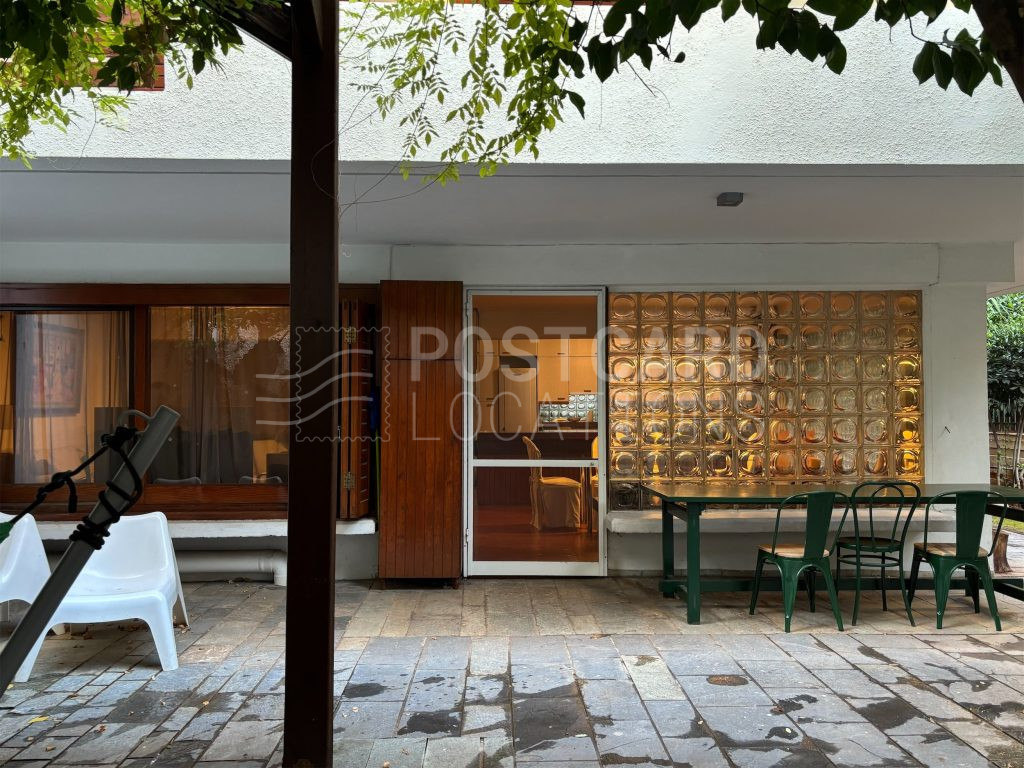Maisonette with 70s details and garden