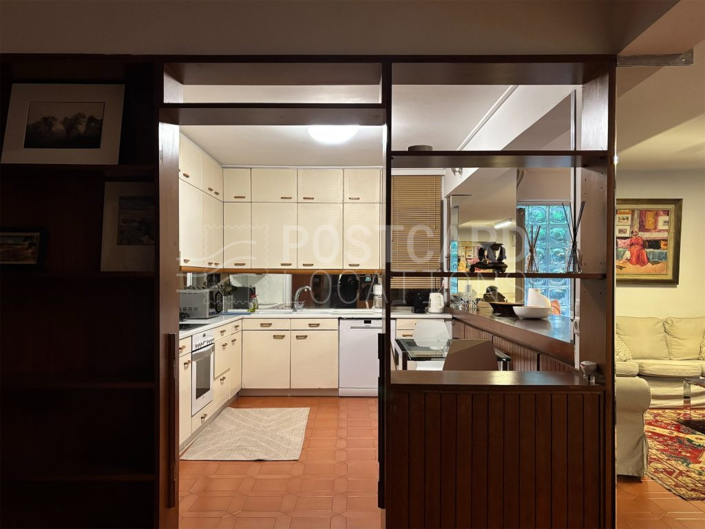 Maisonette with 70s details and garden