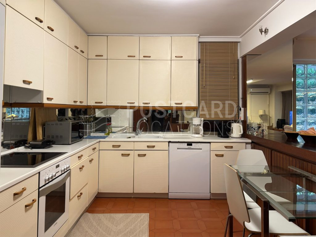 Maisonette with 70s details and garden