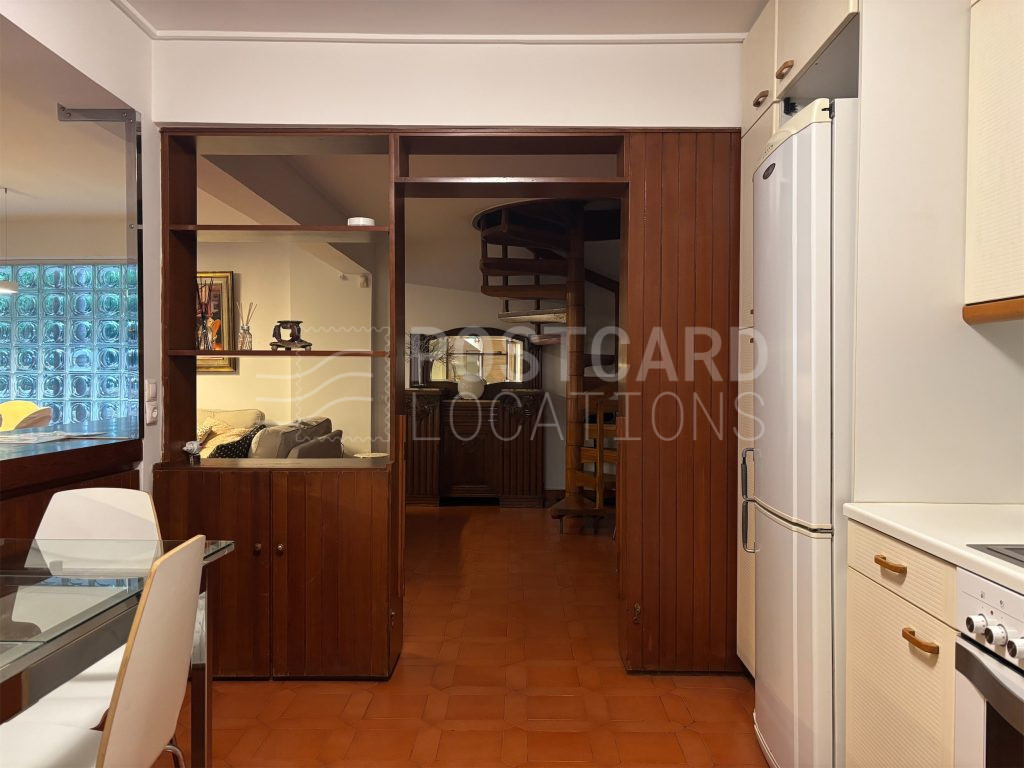 Maisonette with 70s details and garden