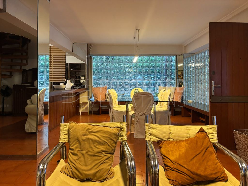 Maisonette with 70s details and garden