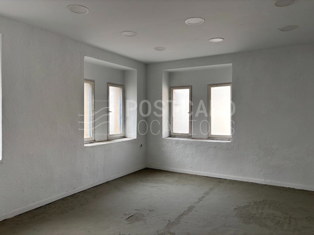 Versatile warehouse space with high ceilings