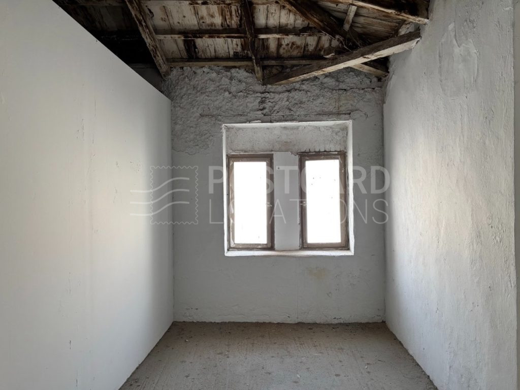Versatile warehouse space with high ceilings