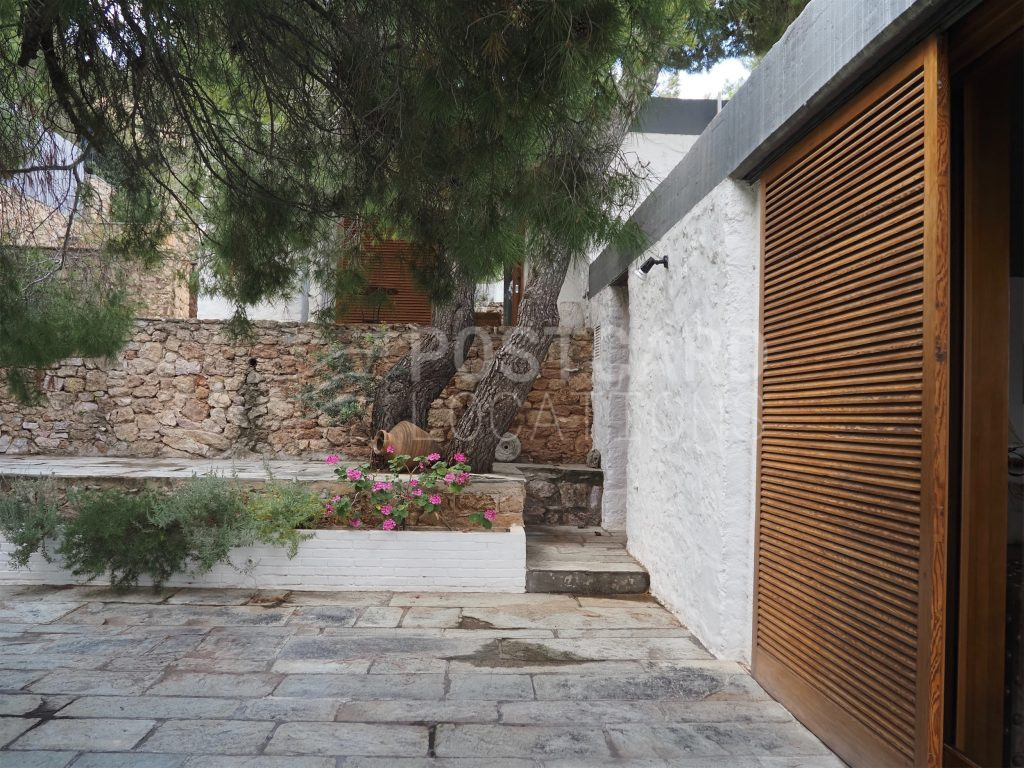 Minimal 70s summer villa