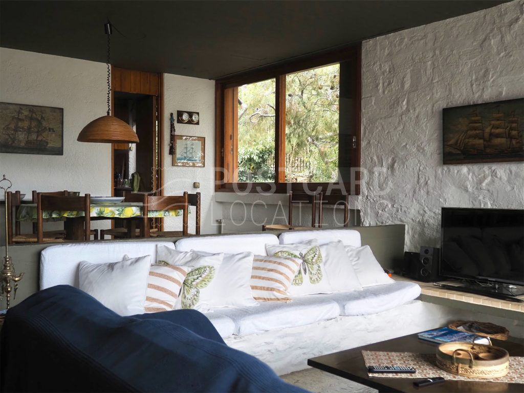 Minimal 70s summer villa