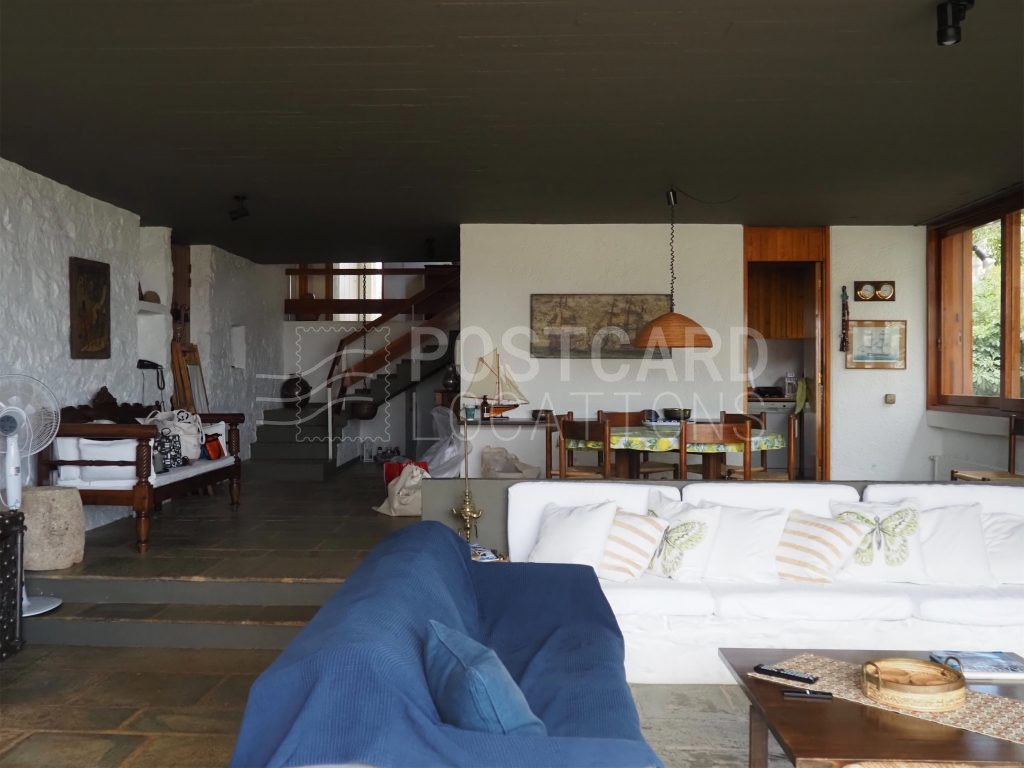 Minimal 70s summer villa