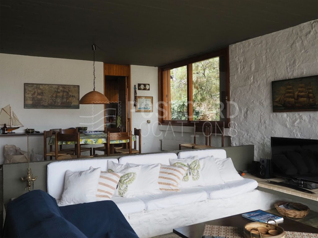 Minimal 70s summer villa