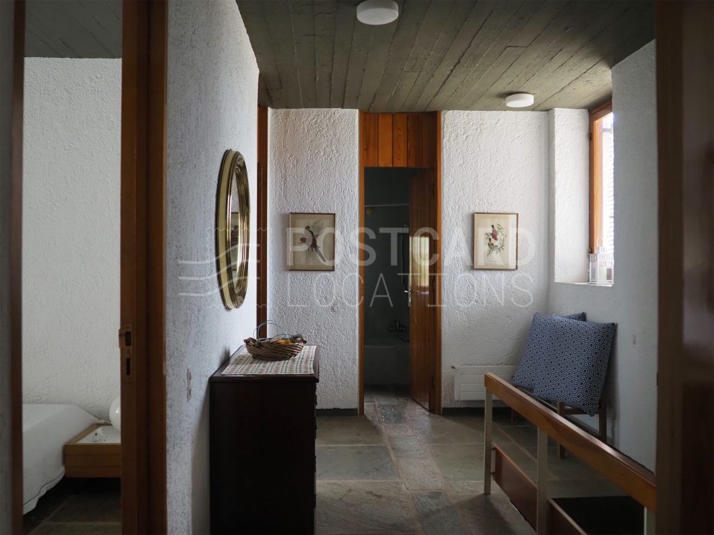 Minimal 70s summer villa