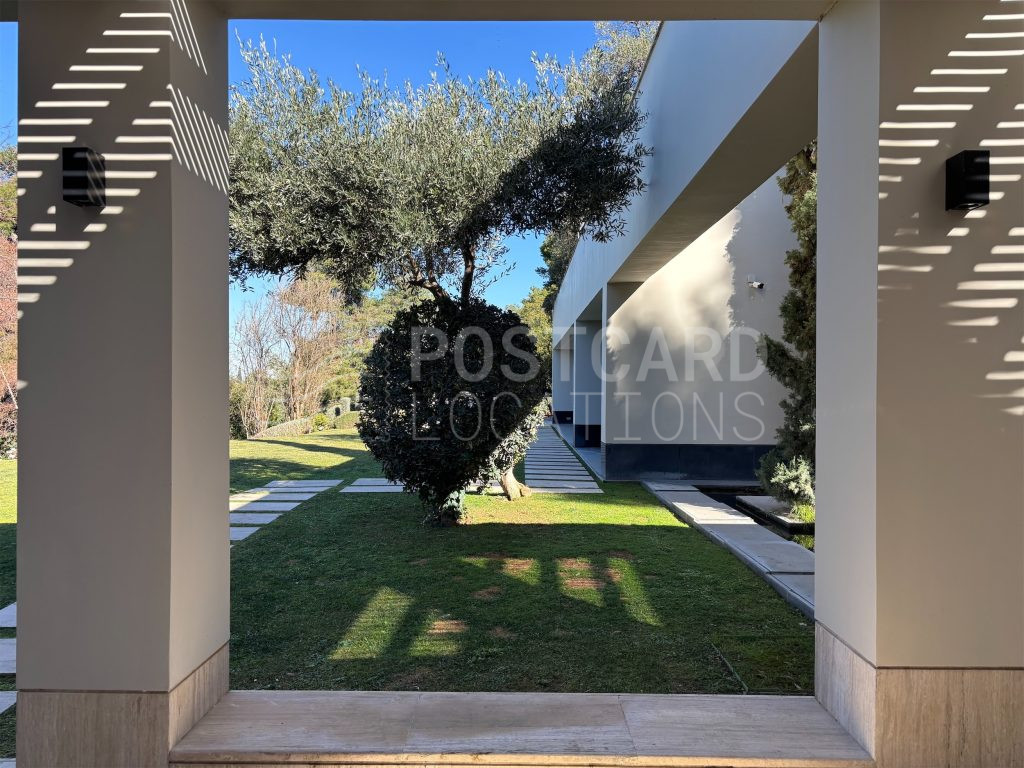 Modern villa with large open spaces and garden