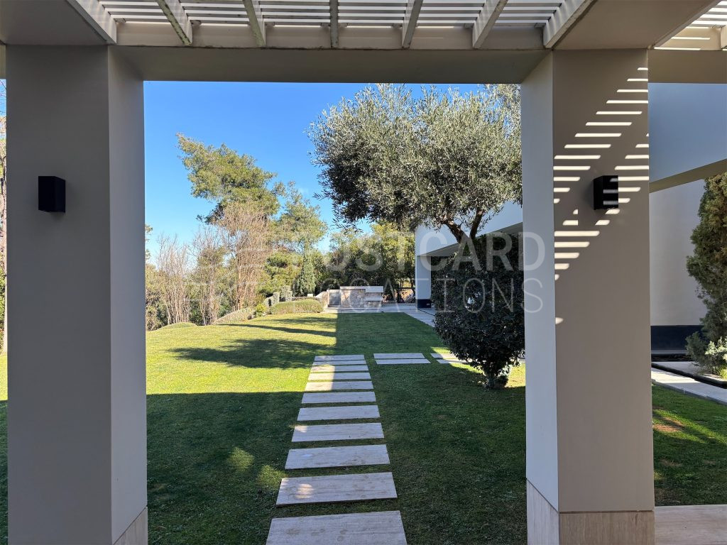 Modern villa with large open spaces and garden