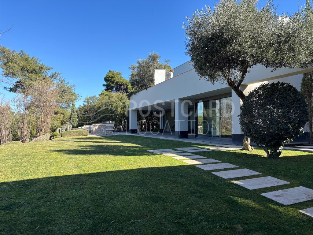 Modern villa with large open spaces and garden