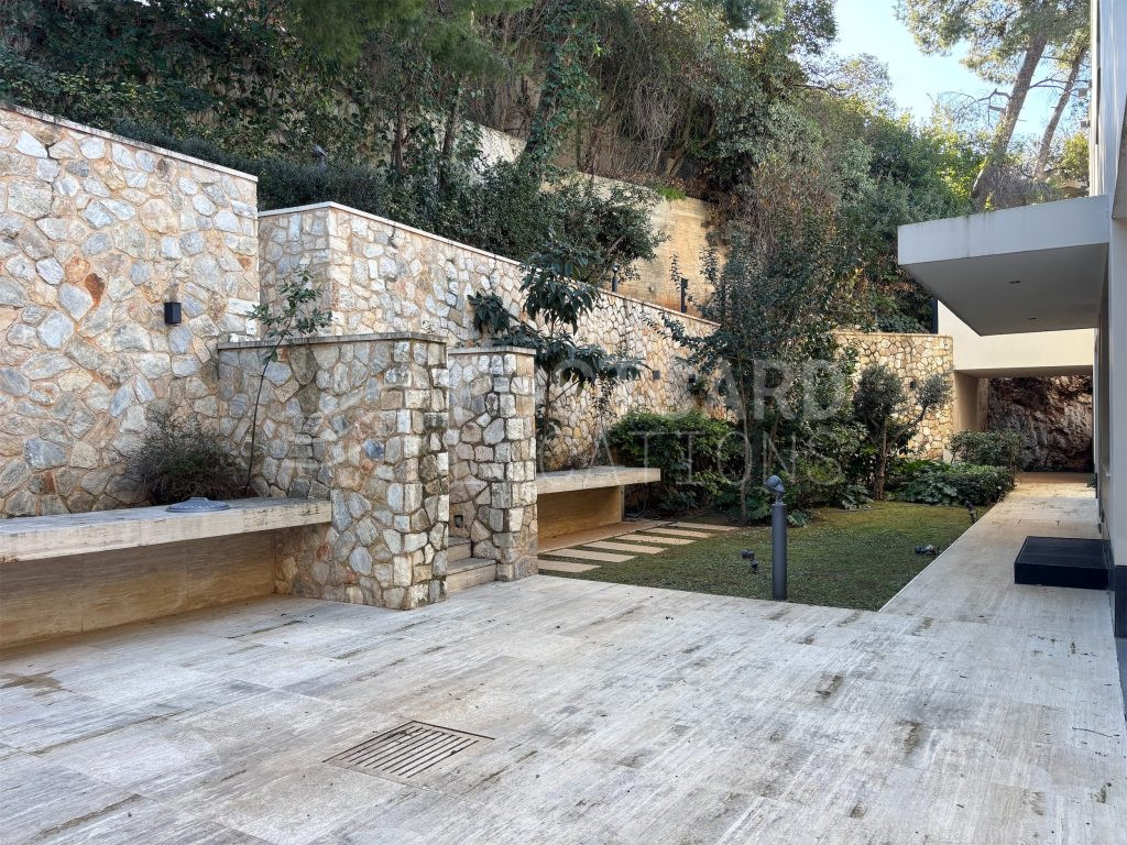 Modern villa with large open spaces and garden