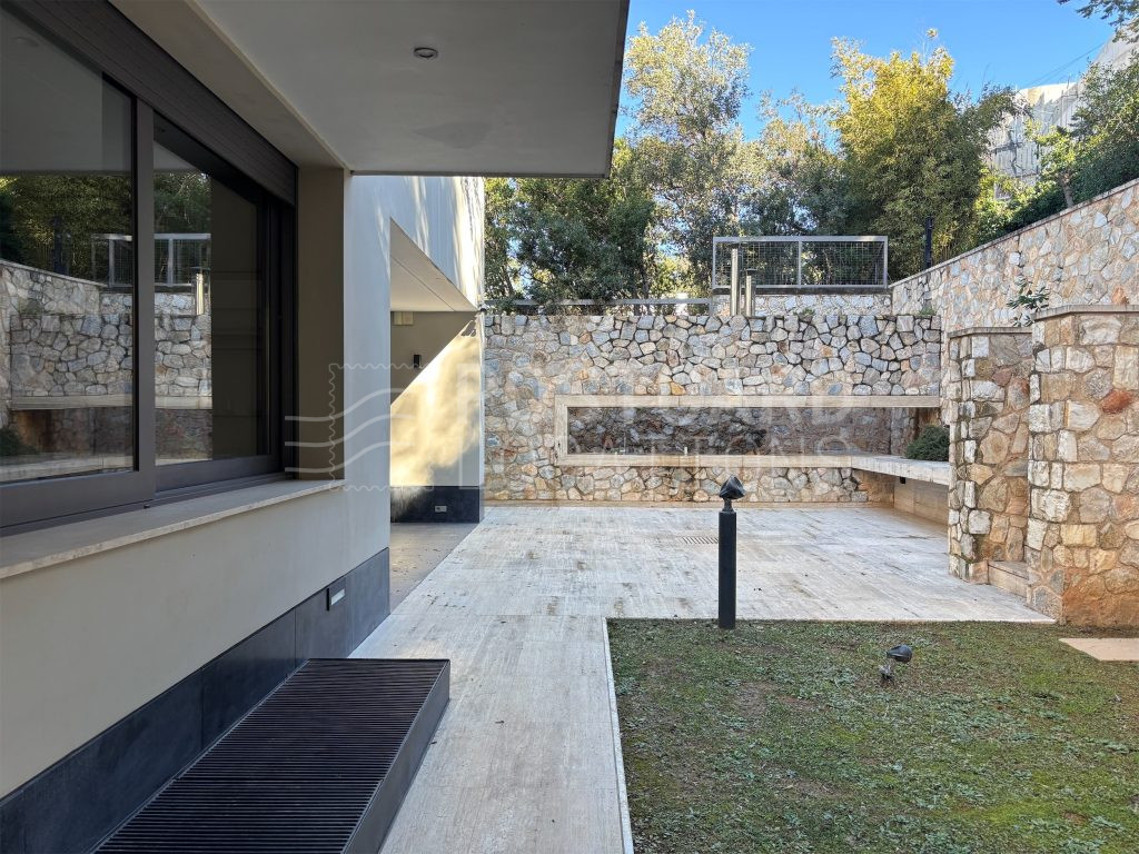 Modern villa with large open spaces and garden
