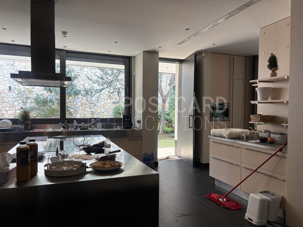 Modern villa with large open spaces and garden