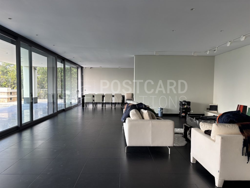 Modern villa with large open spaces and garden