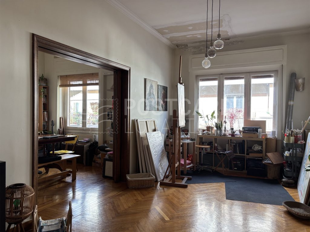 Period apartment with large spaces