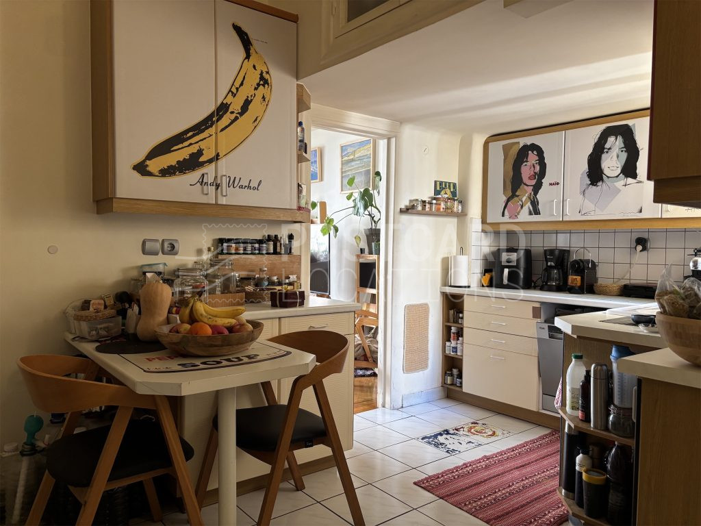 Period apartment with large spaces