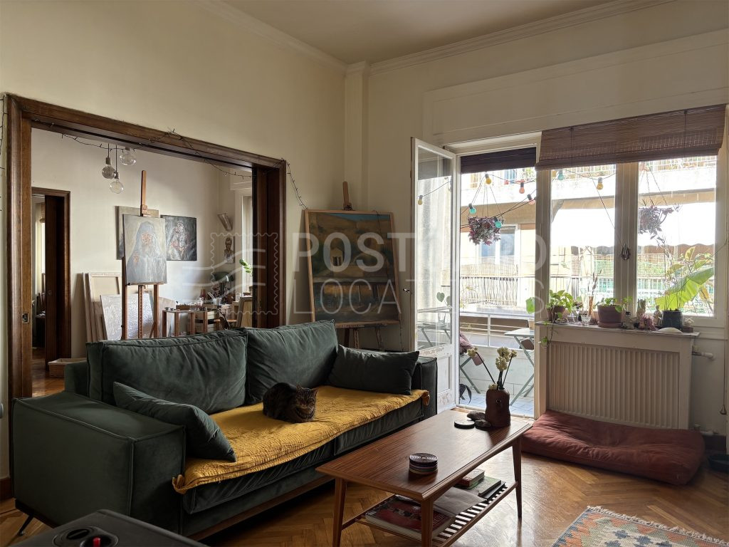 Period apartment with large spaces