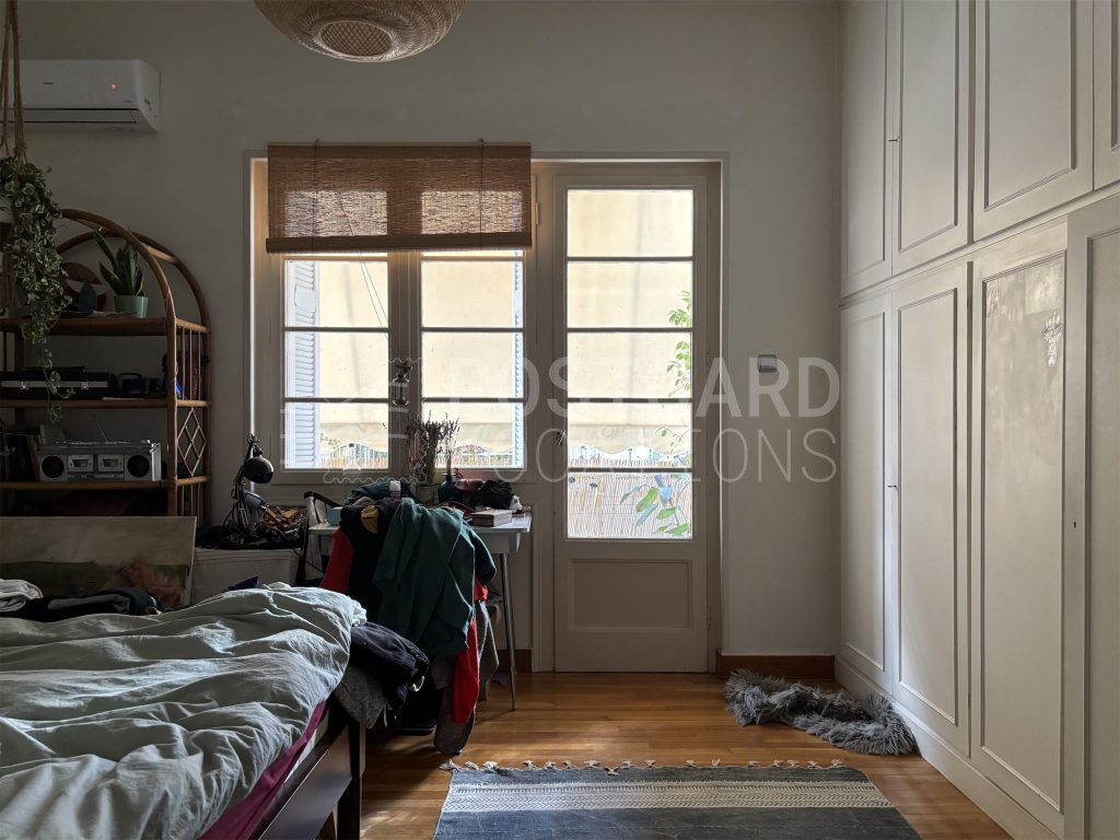 Period apartment with large spaces